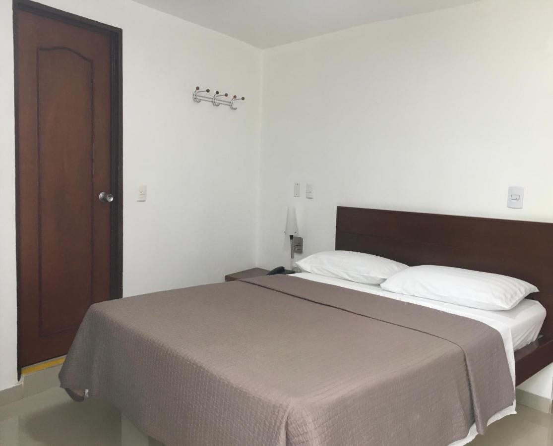 Hotel El Faro Буга Екстериор снимка